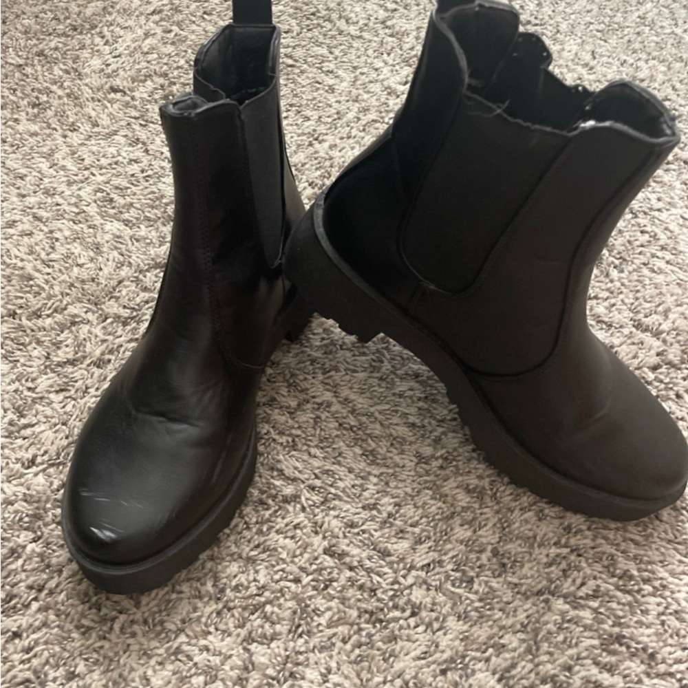 Dirty laundry Montana Chelsea boots. Size 9